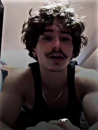 Tyler DeVita's Effortless Messy Hair Look