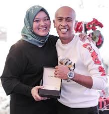 Abam dikatakan disedari oleh isterinya telah. Biodata Dan Latar Belakang Pelawak Achey Bocey Iluminasi