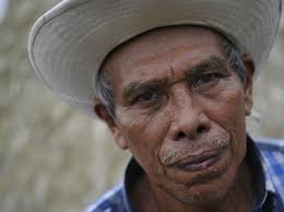 El maestro me jalaba las orejas por hablar bribri'