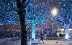 Θα είναι δυνατό το σκι τα χριστούγεννα στην ελβετία, όμως η χωρητικότητα στα κλειστά δίκτυα μεταφοράς όπως τα τρένα και τα τελεφερίκ θα είναι περιορισμένη, ανακοίνωσε σήμερα η κυβέρνηση. Festibal Fwtos Sthn Elbetia Photos