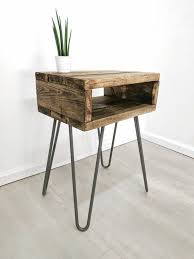 Table D Appoint Retro Noa Dans Le Cafe Roti Fini Avec Les Jambes En Epingle A Cheveux Ta Retro Side Table Reclaimed Wood Bedside Table Boho Bedside Table