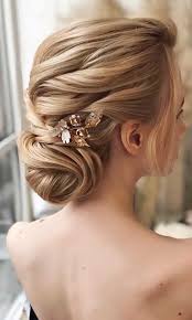 Retro curly bob with dramatic side sweep. Bridal Hairstyles That Perfect For Ceremony And Reception 30
