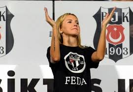 Cem küçük, 1978 yılında zonguldak'ta hayata gözlerini açtı. Unluler Hangi Takimi Tutuyor Ntv