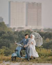 Tertulis jelas bahwa gerai street food di pinggir jalan itu menjual dimsum dengan tambahan promo yang sekilas mencuri perhatian pelanggan. Ide Foto Prewedding Outdoor Dengan Gaya Casual Dan Romantis Blog Unik