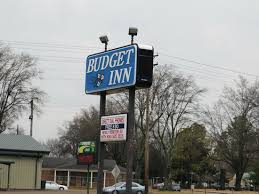 The rooms are fitted with a private bathroom equipped with a. Budget Inn Visit Clarksdale