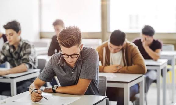 Estudiantes de secundaria realizando un examen en una clase.