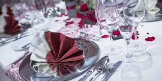 Zu einem gelungenen menü gehört, neben einem feinen essen, auch eine korrekt eingedeckte tafel. Tisch Decken Wie Ein Profi So Wird Das Dinner Besonders Stilvoll Rheinische Anzeigenblaetter De