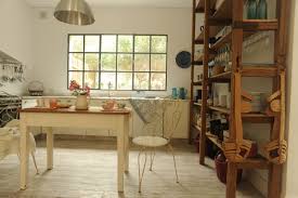 Las cocinas rusticas de campo son aquellas que podemos ver en las fincas o en ambientes campestres rodeados de árboles y naturaleza. Cocinas De Campo Revista Tigris