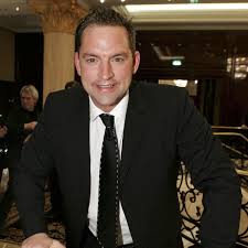 À treize ans, il décroche le rôle de benny dans la série télévisée beimer lindenstraße.dans la série, il était aussi un membre de la bande mini pigs, pour laquelle il a appris à jouer de la. Christian Kahrmann Promiflash De