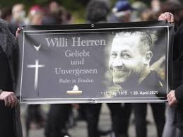 Ich will das nicht wahrhaben nach dem überraschenden tod des realitystars sitzt der schock vor allem bei seinen angehörigen tief. Willi Herrens Witwe Untrostlich Wir Haben Gelogen Berliner Morgenpost