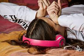 Müzik sesi çok ürperttiği için fazla direnemedim açtım bilincimi gene uyumaya çalışıyorum bu sefer motor sesi gibi sağır edecek düzeyde şiddetli bi uğultu sesi geldi bi süre anlamak için sürdürsemde sesin şiddeti arttıkça dayanılmaz oluyo. Uyurken Cevremizdeki Sesleri Dinleyebildigimizi Gosteren Ilginc Arastirma