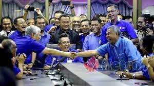 Selain barisan calon yang bertanding, busana yang dikenakan penyokong mereka turut mencuri tumpuan lensa pada pagi sabtu. Dua Calon Wanita Wakili Terengganu