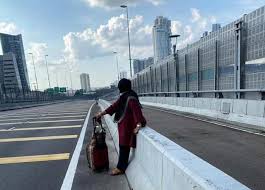 Jam keluar sgp 17:45 wib. Wanita 66 Tahun Jalan Kaki Dari Johor Bahru Ke Singapura Dampak Lockdown Malaysia Okezone News