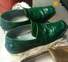 Finish with an acrylic finisher for a gloss or matte finish. Spray Paint Shoes How To Do It Right And What It Looks Like