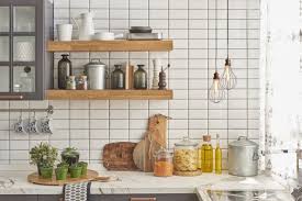 Una cucina piccola con penisola e cappa che pende dal soffitto è un'idea per arredare una cucina moderna. Come Arredare Una Cucina Piccola Con 5 Idee Salvaspazio Donnad