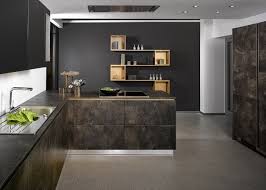 La couleur taupe, le gris anthracite et le gris clair constituent un excellent fond pour les murs de la pièce moderne. Quelle Couleur De Mur Pour Une Cuisine Et Quels Codes Deco Adopter