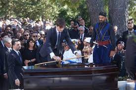 Πολιτικό μνημόσυνο στην ολομέλεια της βουλής για τον κωνσταντίνο μητσοτάκη, σε μια αίθουσα όπου υπηρέτησε με. Khdeia Mhtsotakh O Ponos Kai H 8lipsh Se 24 Sygklonistikes Fwtografies