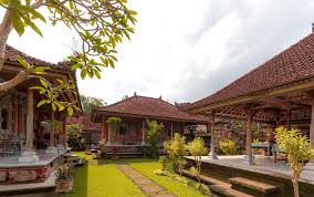 Rumah adat suku bali harus memiliki susunan ruang seperti pekarangan rumah yang di bagi menjadi 3 bagian atau disebut dengan tri angga : Makna Di Balik Gapura Candi Bentar Pada Rumah Adat Bali