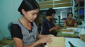 Người "tái sinh" những trang sách cũ - Báo Quảng Ninh điện tử