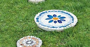 Ein mosaik im garten lässt sich schon mit wenigen materialien selber machen und kostet auch nicht viel. Bunte Trittsteine Fur Den Garten Herstellen Mit Mosaik Steinchen Und Beton Das Haus Trittsteine Mosaik Selber Machen Mosaik