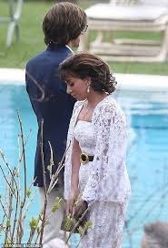 La star, nei panni di patrizia reggiani, è stata avvistata in mattinata nei pressi dell'università statale. Lady Gaga Exudes 90s Glamour In A Belted Lace Dress As She Shoots House Of Gucci Daily Mail Online