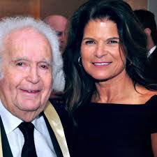 Hilary Langston's Instagram, Twitter & Facebook