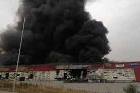 İstanbul esenyurt'ta bulunan kıraç evren oto sanayi sitesi bulunan bir palet fabrikasında yangın çıktı. Yyphsqvxj0cdxm