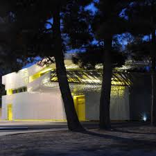 4 courts éclairés en béton poreux un mur d'entrainement un club house et vestiaires. Architectural Design And Interior Design For A Sport Center Michel Tortel