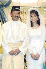 Sultan ahmad shah al musta'in billah yang juga sultan pahang kelima, menyerahkan takhta kepada anakanda baginda, tengku abdullah, selepas memerintah negeri ini hampir 45 tahun. Gambar Lihat Penampilan Terbaru Cik Puan Julita Aishah Yang Sungguh Menawan Khalifah Media