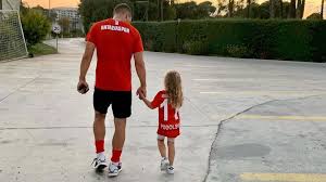 Vor 10 jahren habe ich meine lukas podolski stiftung gegründet, um mich langfristig für benachteiligte kinder und jugendliche einzusetzen. Nicht Zensiert Lukas Podolski Teilt Bild Mit Seiner Tochter Promiflash De