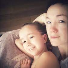 У бывших любовников подрастает дочь, в которой оба родителя души не чают. Darya Moroz Pokazala Doch Ot Kosti Bogomolova Devochka S Originalnoj Vneshnostyu No Ne Kak U Otca