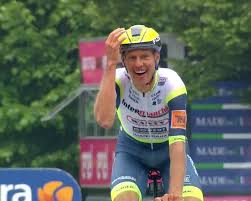 Taco van der hoorn holds off peloton by just four seconds to take victory on stage three of the giro d'italia the dutchman was part of the day's break and looked shocked as he came across the line. Mzuwmrzxtj0g4m