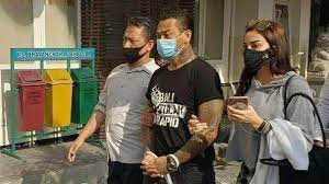 Jerinx atau i gede ari astina akan bebas dari penjara, selasa 8 juni 2021, akibat kasus ujaran melalui akun instagramnya, nora alexandra, istri dari jerinx tampak mengunggah sebuah foto yang. Bali Musician Jerinx Gets 14 Months In Jail For Hate Speech Against Doctors Association National The Jakarta Post