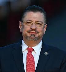 Llantas como nuevas AT 215x 65 R 16 ¢ 125 mil . Un solo pago Se vende juego  completo Información al 8481-5778 O al 8820-2974