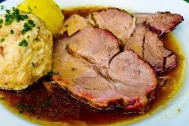 Omas Schweinsbratenrezept Rezept Rezept Schweinebraten Rezepte Einfach Schweinebraten Rezept Schweinsbraten