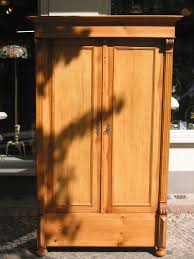 Die kunstvollen verzierungen, in form von drechslereien und beschlägen sowie die imposanten abmessungen von gründerzeit schränken beeindrucken. Grunderzeit 2turer Kleiderschrank Weichholz Grunderzeit 2tur Block