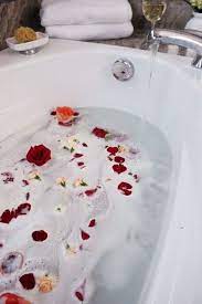 Celui (celle) qui pense à acheter des pétales de rose est sûr(e) de ne. 6 Photos Et Recettes Pour Se Faire Un Bain De Fleurs 100 Bien Etre Elle