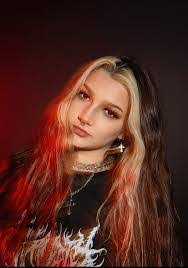 Angela Giroux's Instagram, Twitter & Facebook