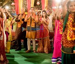 Patel Ki Punjabi Shaadi Movie Stills Bollywood Hungama Gujarati is played by paresh rawal and punjabi played by rishi kapoor.