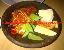Sambal is a chili sauce or paste, typically made from a mixture of a variety of chili peppers with secondary ingredients such as shrimp paste, garlic, ginger, shallot, scallion, palm sugar, and lime juice. Cara Membuat Sambal Mangga Muda Enak Resep Masakan Indonesia