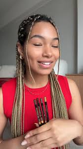 👄💄¿Buscas unos labios impactantes como los de  @danieladarcourtoficial?🔥¡Fácil! Lograrlo usando el Labial #PowerStay en  el tono Rosey Posey, con fórmula de larga duración que arrebatará miradas a  metros y por mucho más