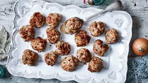 I have other christmas cookbooks which i've used again and again so i'm looking forward to trying something different this everything mary does takes the worry out of baking. Mary Berry S Christmas Recipes Bbc Food