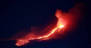 Etna has one of the longest record of eruptions. L Etna Illumine Le Ciel De Sicile Video 7sur7 Be