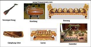 Pada mulanya degung berupa nama waditra berbentuk 6 buah gong kecil. Gamelan Degung Menggunakan Alat Musik Berupa Berbagai Alat