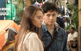 Sayang jika detikers melewatkan menonton film romantis produksi dalam negeri ini. Kumpulan Film Romantis Indonesia Terbaik Sepanjang Masa