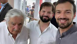 Oye @grok Puedes eliminar a las 2 personas de esta foto, que sean mas  transparentes, honestas, politicos correctos y anticorrupción.