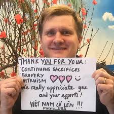 Thầy giáo người Anh hiến máu, cổ vũ Việt Nam chiến thắng đại dịch