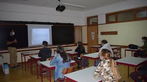 A escola sede do agrupamento de escolas diogo cão durante o período de confinamento (covid_19). Contacto De Aluno Da Escola Do Carmo Com Covid 19 Positivo Leva Ao Confinamento Dnoticias Pt