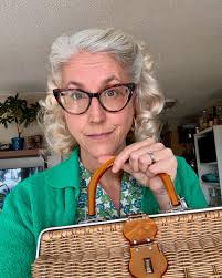 A Greyhound bus short film about Lake Louise and Banff in the early 1950s.  Fantastic video with some super 1950s fashions! Video via 'Old Canada  Series' #1950s #1950sfashion #lakelouise #banff #vintagetravel #travel