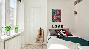 Yaps, semakin hari semakin sulit mendapatkan lahan yang cukup luas untuk membangun rumah yang ideal menurut kita. Interior Kamar Tidur Sempit